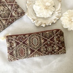 　★特集掲載★《再販》🥀インド刺繍ペンケース　インド刺繍ポーチ　インド刺繍リボン　インド刺繍　ペンケース　ポーチ　メガネ入れ　ギフト　フェイクレザー　パールチャーム付き　ワインレッド
