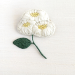 リボン刺繍のお花ブローチ ホワイト