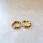《毎日つけたくなる/お洒落ミニマル》 18KGF/ TWISTED HOOP EARRINGS (ピアス) アレルギー対応