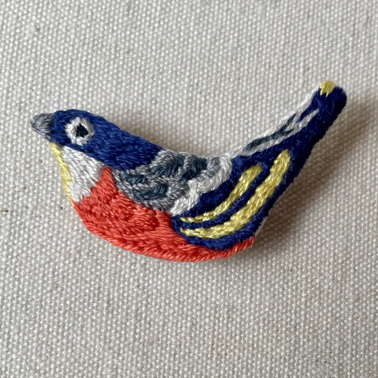 shoさま専用：赤青DRIES VAN NOTEN 刺繍ブローチ 小さな肖像 「魂のピアニスト フジコ・ヘミング」| 人物ブローチ 刺繍