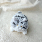 ころんとした小さな猫のぬいぐるみ（サバ白モデル）