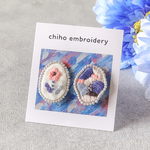 冬を彩る　お花とカモフラ柄のアシンメトリー刺繍ピアス/イヤリング　　ブルー