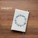 ブルーデイジー刺繍のブックカバー