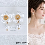 ホワイトフラワー　ぼんぼんイヤリング　結婚式　披露宴　ウェディング　花嫁　インスタ　可愛い　お呼ばれ　パーティー　デート　白　花　ぼんぼん