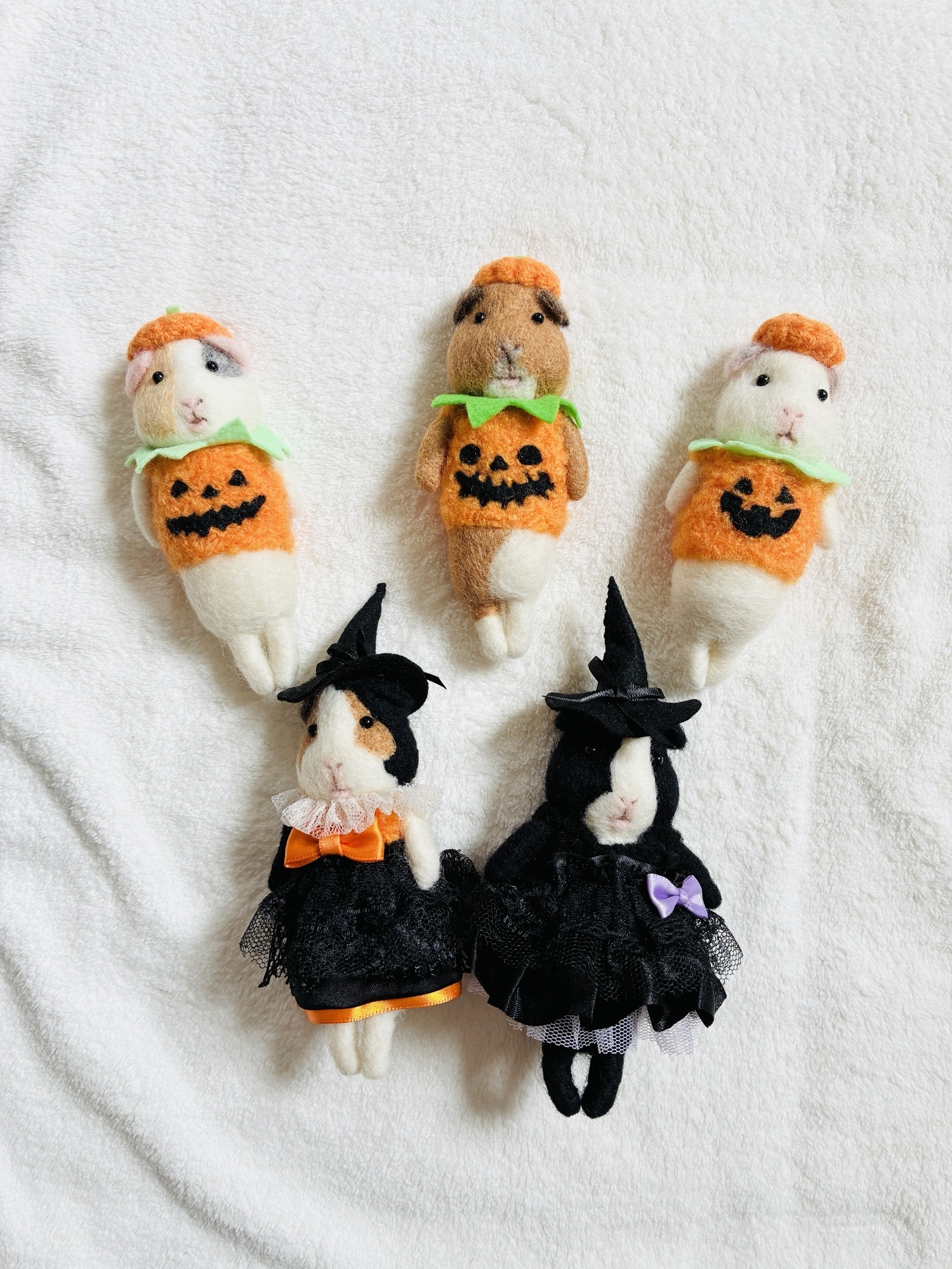羊毛フェルトのハロウィンモルモット (かぼちゃ、魔女っ子) - IKURA