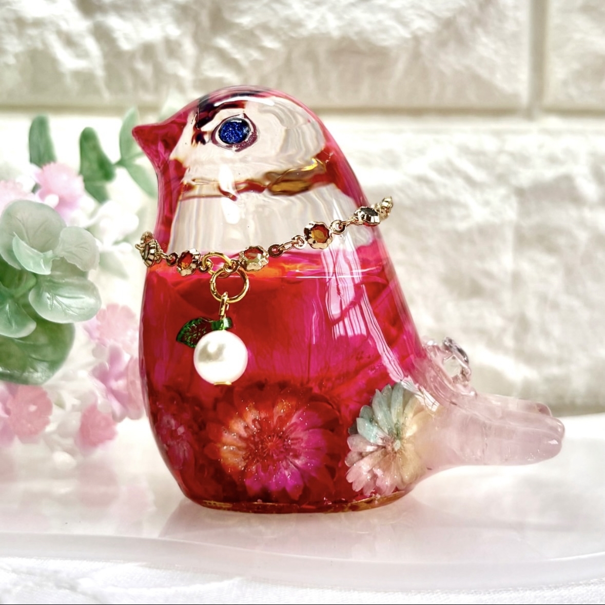 【癒しのパワー】薔薇のパヒューム・オルゴナイトペンダント[フローライト] 濃いピンクの薔薇を閉じ込めた小鳥のオルゴナイト｜鳥置物・天然石