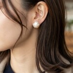 髪型を選ばず合わせやすい乳白色の丸型ピアス/イヤリング│夏　揺れない　軽い　シンプル　レジン　小さめ　普段使い　オフィス　カジュアル