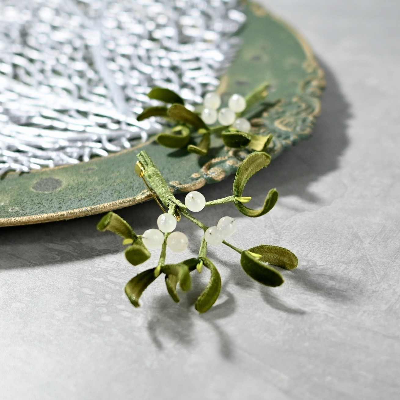 布花🌿幸せを運んでくれるてんとう虫を乗せたクローバーのブローチ