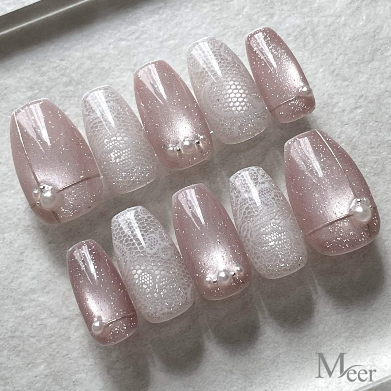 ピンク フラッシュ マグネットネイル｜レース×パール - Meer Nail Tips