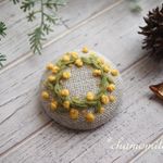 毛糸のミモザ刺繍ブローチ