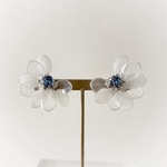 【something blue fleur 〜ｻﾑｼﾝｸﾞﾌﾞﾙｰ ﾌﾙｰﾙ】サムシングブルー花びらの耳飾り・ピアス・イヤリング／ブライダル・ウェディング・結婚式