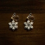 ピアスのような雪の結晶イヤリング〈オフホワイト〉