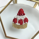 苺ケーキ　ビーズ刺繍ブローチ/ バッグチャーム 