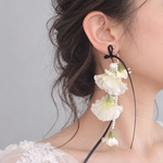 【結婚式・前撮り】ホワイトスイートピーとパールのイヤリング　ピアス｜ブラックリボン　ウェディングアクセサリー　ブライダルアクセサリー　フラワーアクセサリー　揺れる　フォトウェディング　結婚式　