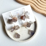 【🖤🍩ﾆｭｱﾝｽｶﾗｰ 】推し色の揺れる花びらピアス💐