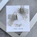 【No.039 Half Ribbon -Silver color-】ワイヤークロッシェ　ハーフリボンピアス　大ぶり　個性的