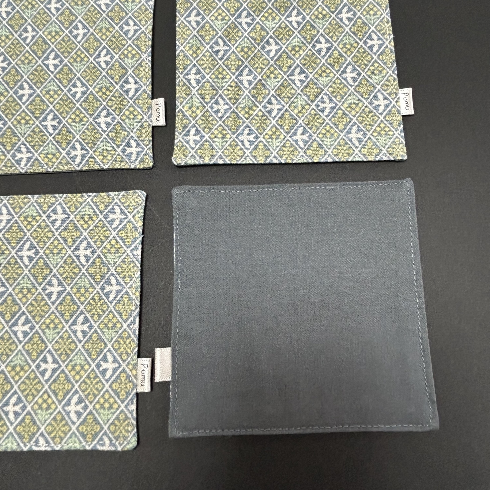 ハンドメイド　コースター　刺し子風　ミモザ　バード　グリーン＆イエロー コースター 刺し子風 ミモザ バード グリーン 4枚セット - Pomu