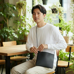 A5サイズが余裕で入るサコッシュ 長財布やスマホが入るシンプルブラック 肩パット付き お洒落な丸牛レース斜め掛け ②