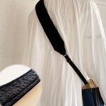 肩に優しい♡　幅広ショルダーストラップ（黒・花）　スマホストラップ／ショルダーストラップ／肩紐