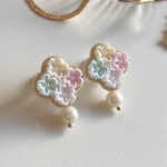 つまみ細工のクローバーピアス/イヤリング パステル