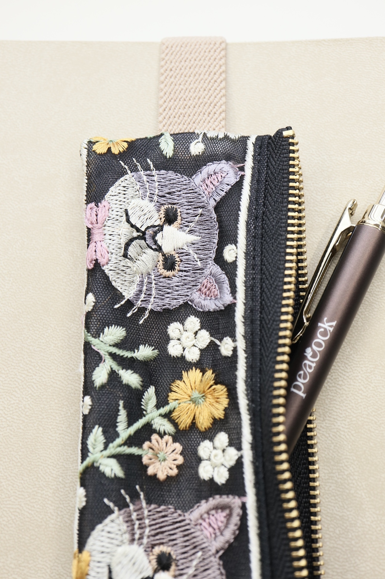🐈⚫️ゴムバンド付きポーチ 16cm×5.5cm インド刺繍リボン - peacock