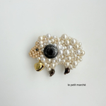 ヴィンテージボタンと羊のビーズ刺繍ブローチ/プチ