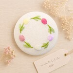 チューリップのワルツ🌷手刺繍くるみボタン｜選べるパーツ5種類* ブローチ・ヘアゴム・スマホグリップ・キーホルダー