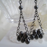 ガンメタルのトライアングルピアス
