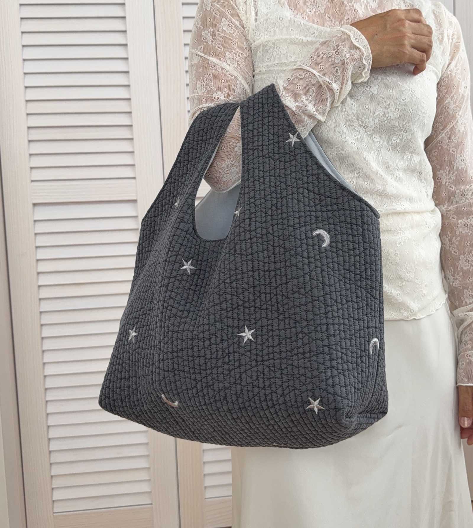 大人気】いちご刺繍ヌビ 軽量 大容量マザーズバッグ オムツポーチ