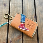 キャメル色のキーケース　ラウンドファスナー型　本革ヌメ革レザー　カラビナつき　スニーカー＆デニム　Leather Zip-Around Key Case