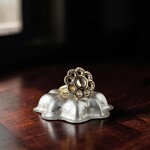【肌に溶け込む温かな輝き】ハニーカラーのヴィンテージボタンリング｜透かし花枠｜クラシカルな大ぶりデザイン｜11号〜フリーサイズ｜ゴールド