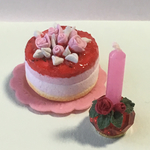 ミニチュア  ピンク色のバラのケーキとキャンドル