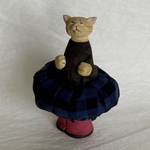 猫　パンプキンスカートを履く（茶トラ）