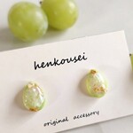 【再販】瑞々しいライムグリーンの雫ピアス/イヤリング　レジン　黄緑　金属アレルギー対応　マスカット　果実　ぶどう　キュート　パステルグリーン