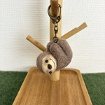 羊毛フェルト　なまけものころりんキーホルダー