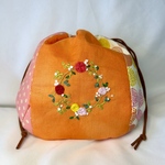 特注品・手縫い刺繍のミニ巾着　お化粧ポーチ　小物入れ　ギフト　オレンジ色　バラ