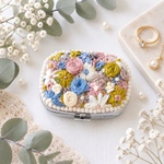 母の日に＊一針一針お作りする ふんわり花刺繍のピルケース アクセサリーケース ☾