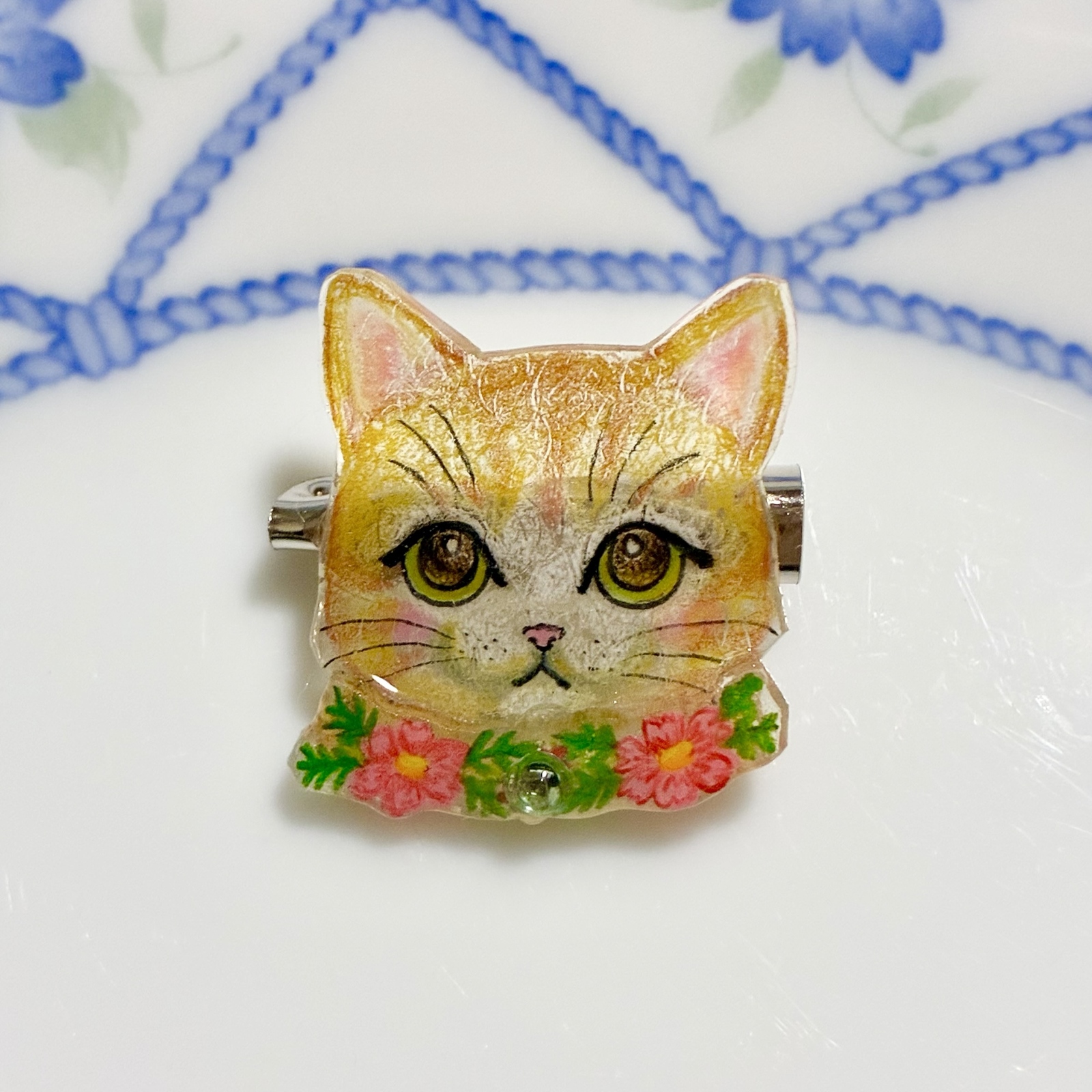 茶キジトラ猫とコスモス 手描きプラバンブローチ - pon33246 | minne