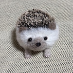 羊毛フェルト　ハリネズミ中　顔薄茶　ハンドメイド