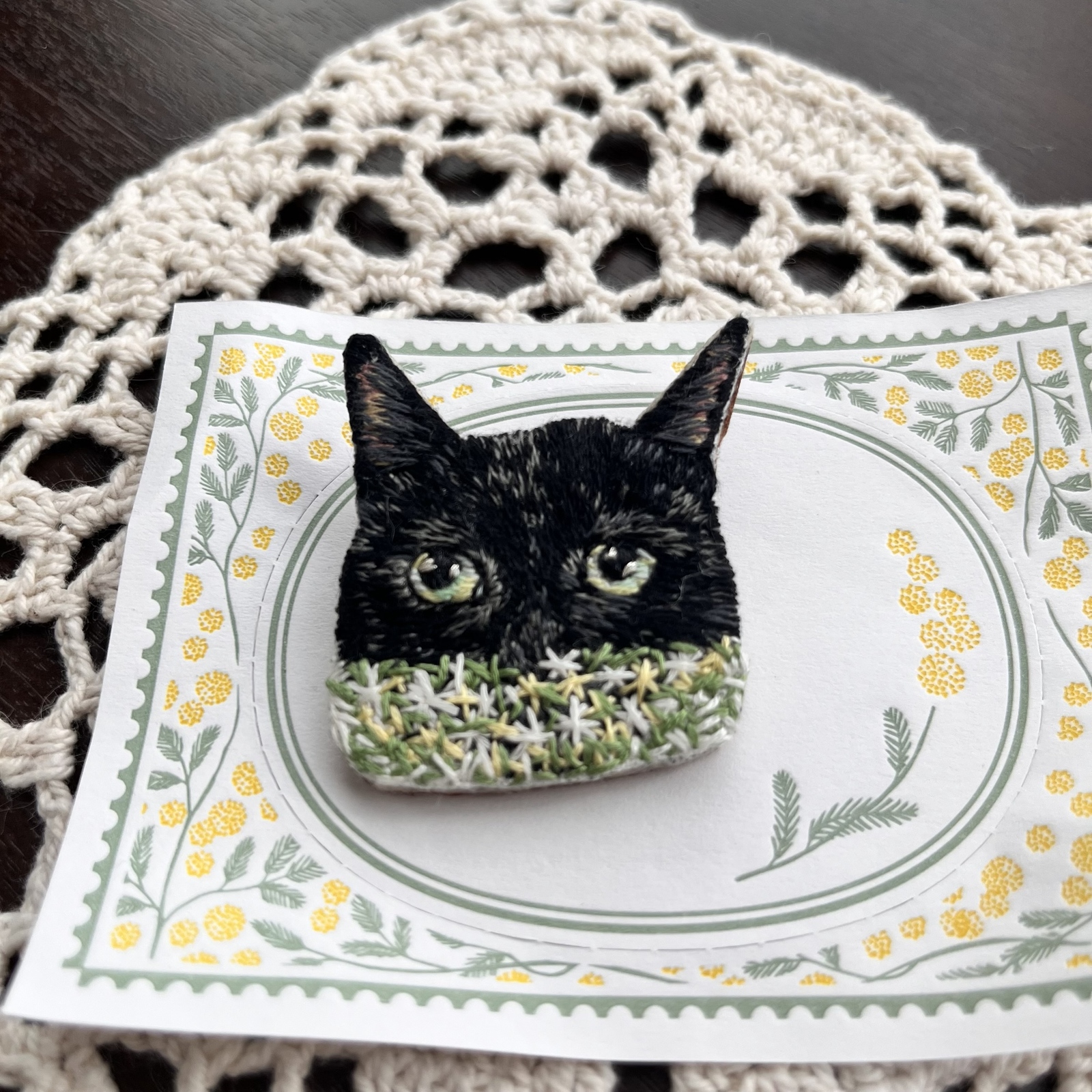 手刺繍】黒猫さんのひょっこりブローチ - 手刺繍いとねこ | minne
