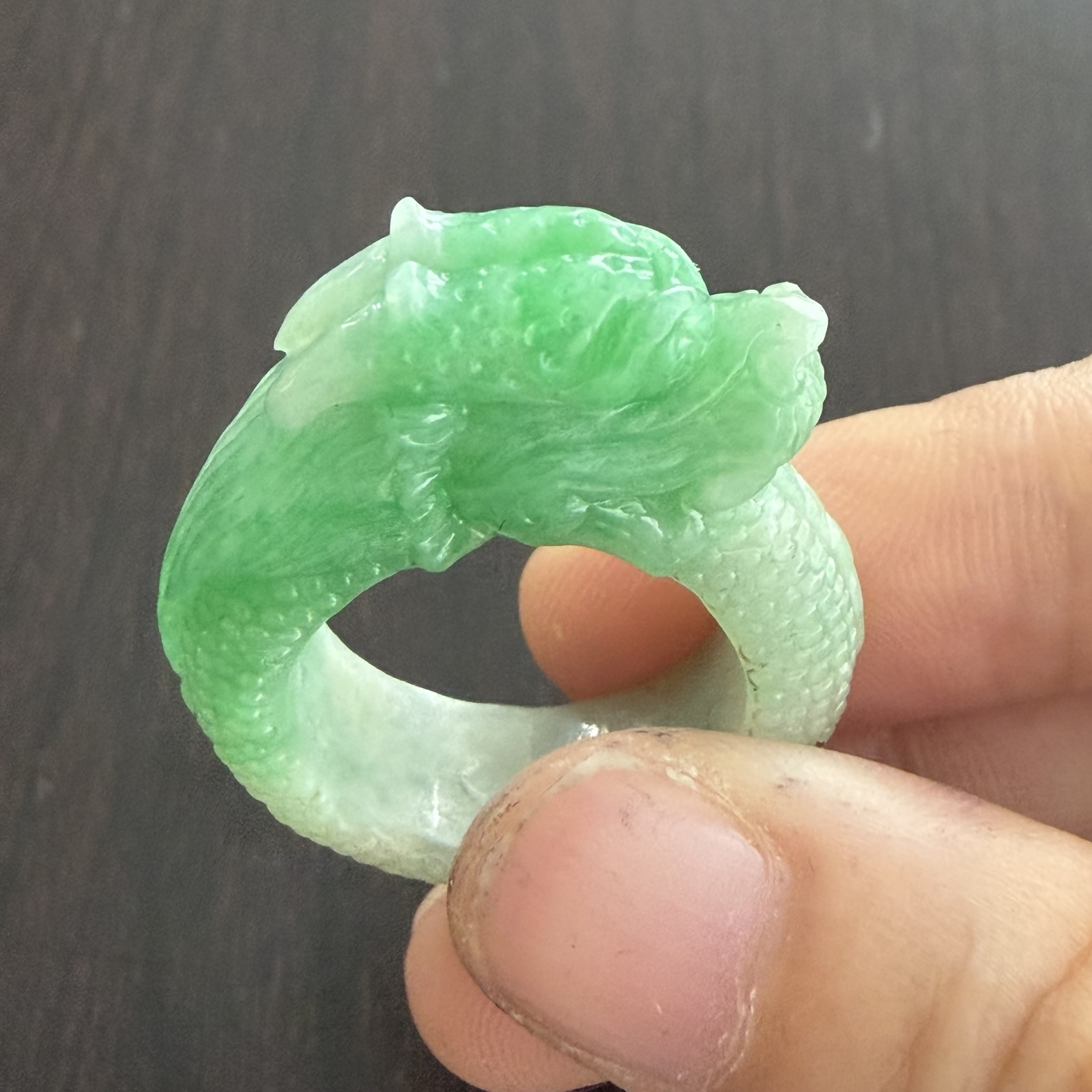 天然翡翠 リング 龍彫刻 縁起物 ミャンマー産 陽緑 13号 師匠作品 繊細
