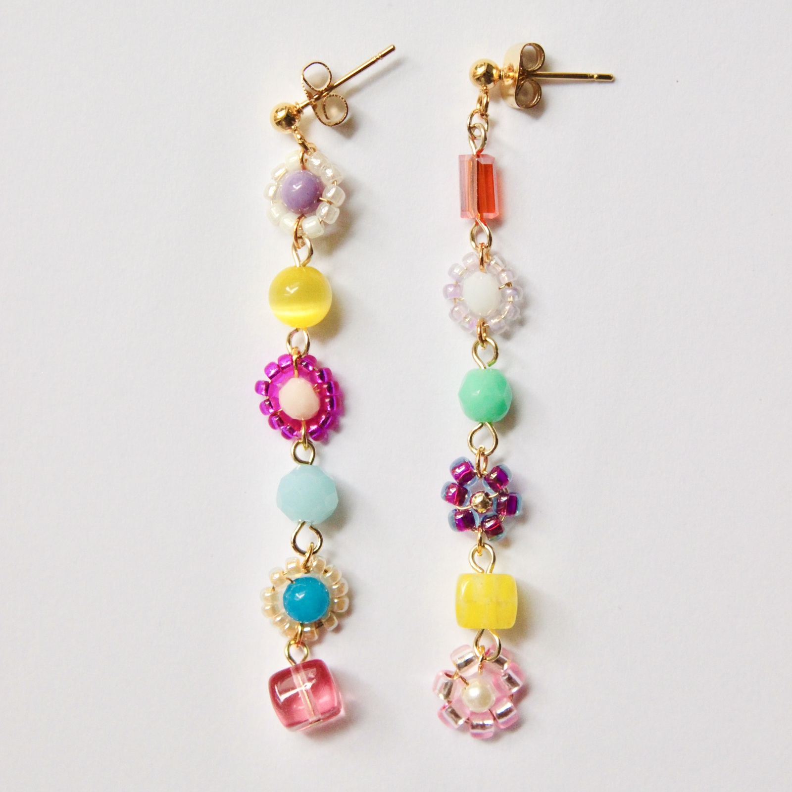 ビーズのお花 カラフル ゆらゆらピアス(イヤリング) - hampten