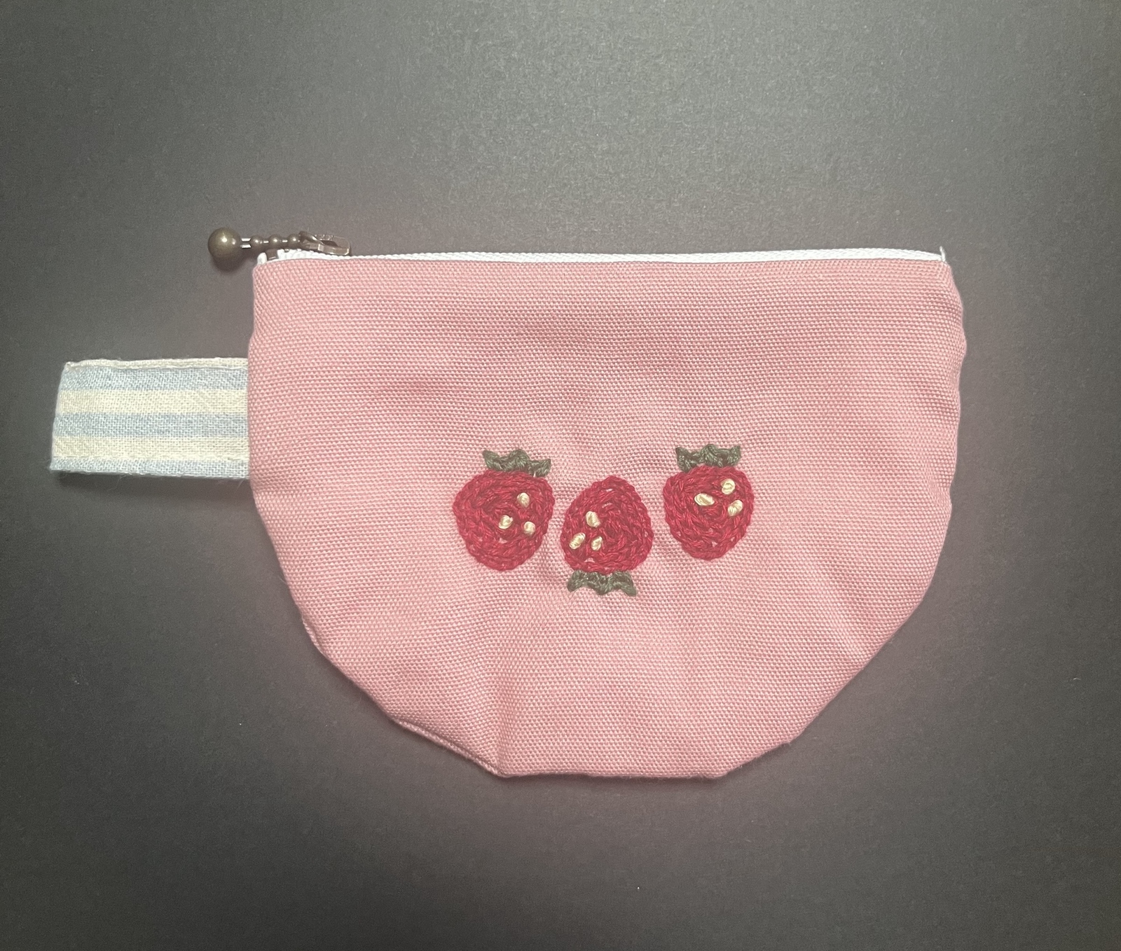 小さないちごの手刺繍＊レッスンバッグ＆小物入れ - pastorale | minne