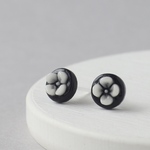 セラミックの小粒カメオピアス(黒)