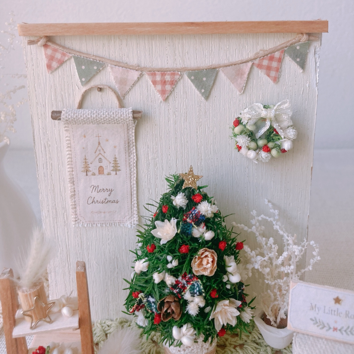 小さな部屋のクリスマス～クリスマスツリーとクリスマスリース