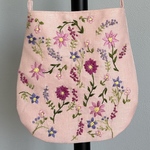 ピンク色の麻100％のスマホショルダー　花の手刺繍　ポシェット　サコッシュ　ダリア　　刺繍　手刺繍　ピンク　花刺繍　花　プレゼント　ギフト　ななめ掛けバックスマホショルダー