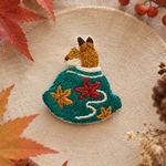 紅葉の羽織狐｜手刺繍ブローチ・キーホルダー・ワッペン