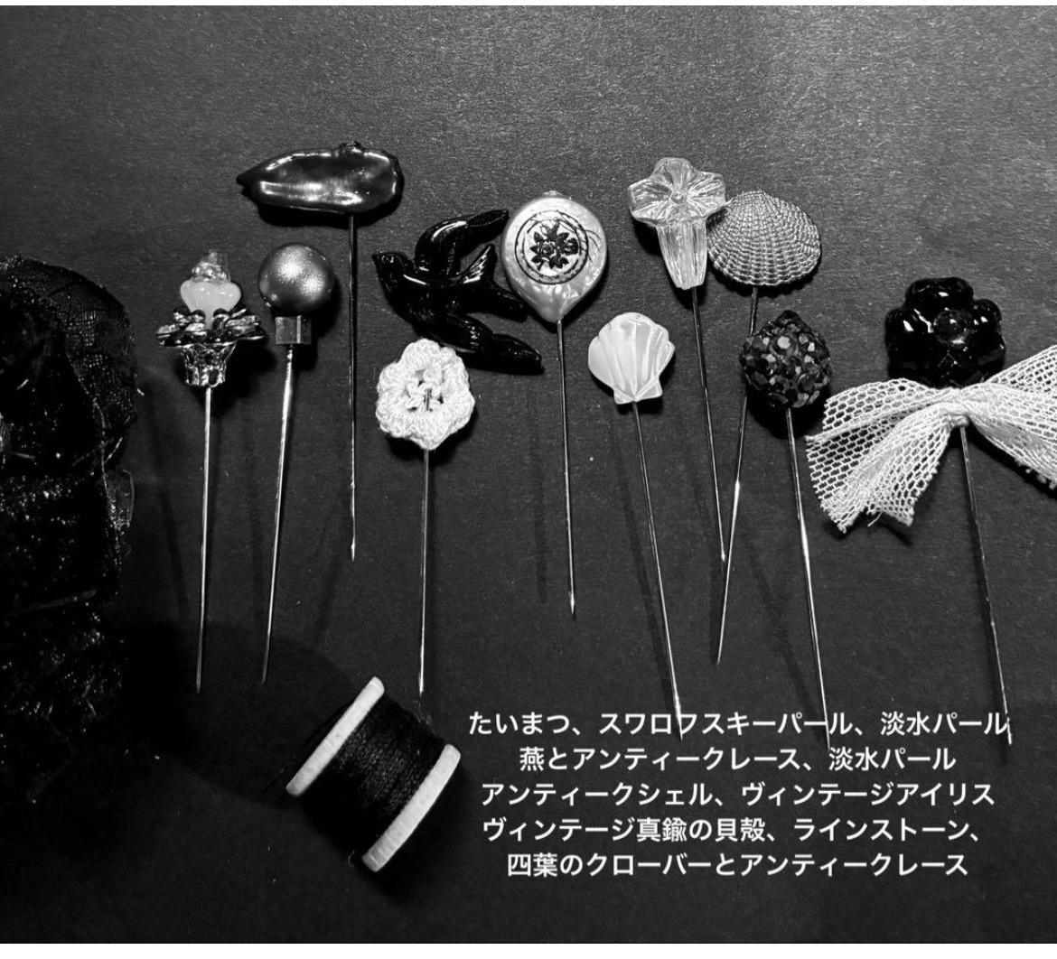パリの手芸店 黒レース 飾り針&ヴィンテージお菓子の焼き型のピン