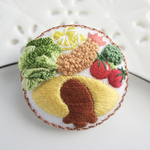 《受注制作》【オムライス&海老フライのランチプレート】刺繍 ブローチ / キーホルダー