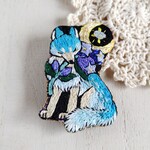 刺繍ブローチ　三日月とオオカミと青い花